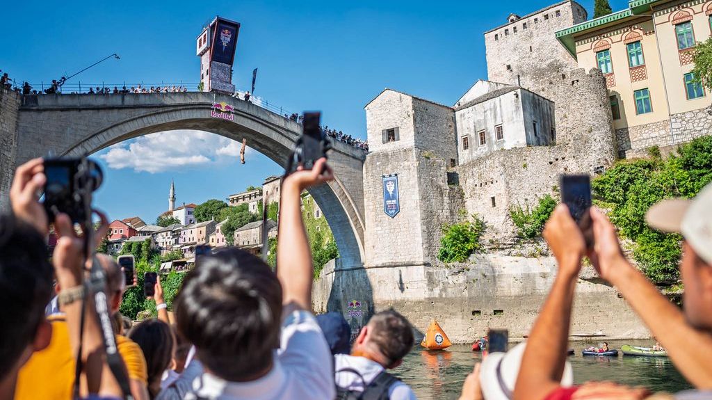 Video / Spektakl sa Starog mosta je u toku, pratite finalne skokove uživo
