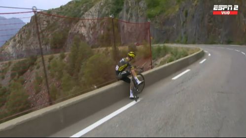 Zastrašujući prizor na Tur de Fransu: Mreža spasila lidera etape da ne padne niz strmu liticu