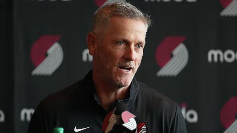 Kupio NBA klub za 4,25 milijardi dolara, pa počeo štedjeti na majicama, hotelima i trenerima